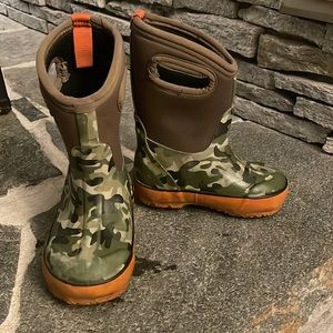 BOGS waterproof Camo rain boots, size 9